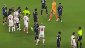 بالفيديو.. لاعب باراغواي أول ضحايا القانون الجديد لـ ” الفيفا”