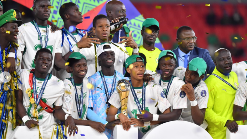 بالفيديو.. لاعب السنغال يحرج لقجع برقصة طريفة بعد التتويج بكأس إفريقيا