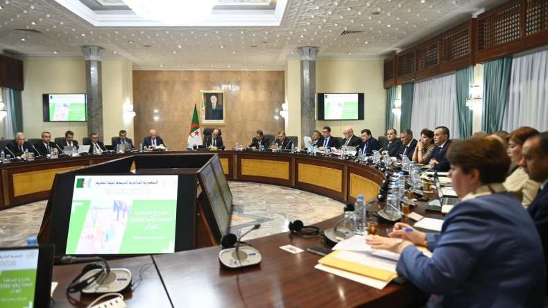 الوزير الأول يترأس اجتماعا للحكومة