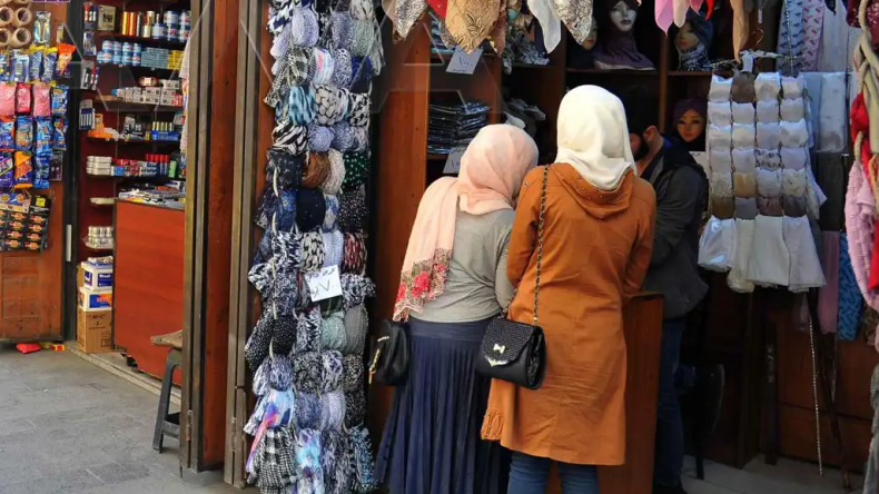 هل يمتلئ المحل بعد دخولك إليه؟.. هكذا يفسر علم النفس الظاهرة