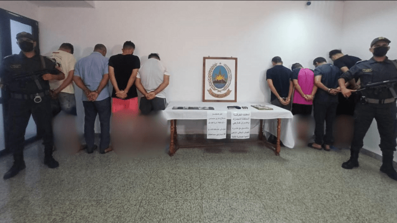 جمارك وهران تحجز مسدسا وذخيرة وتوقف 8 أشخاص