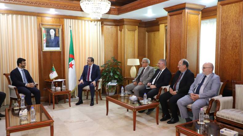 الرئيس التنفيذي لـ”ستيرلينغ أويل” في الجزائر لبحث فرص التعاون مع مجمع “سوناطراك”