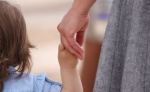أمهات يتخلين عن فلذات أكبادهن بعد الطلاق 