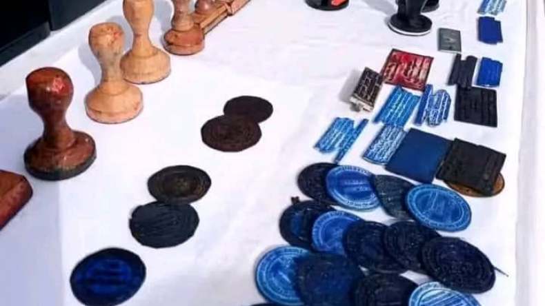 وهران: الإطاحة بمزور وحجز 21 ختما مقلدا ومعدات للتزوير