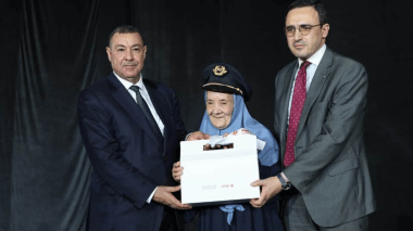 تكريم أول امرأة طيار جزائرية (صور)