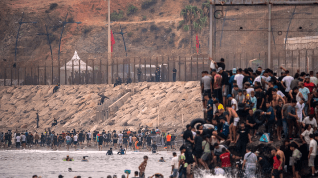 انتشال جثث 57 مهاجرا حاولوا العبور “سباحة” إلى سبتة