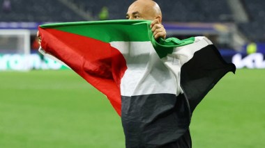 أول تعليق من “الفيفا” حول رفع مدرب مصر العلم الفلسطيني