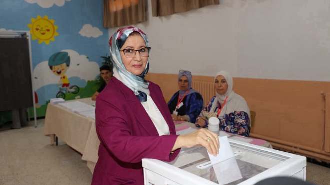 حرم رئيس الجمهورية وابنته تؤديان واجبهما الانتخابي