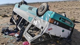 إصابة 33 شخصًا في اصطدام حافلة صغيرة بسيارة نفعية بالبيض