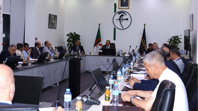 محافظ بنك الجزائر يوجّه تعليمات بتسهيل إصدار بطاقات الدفع الدولية