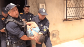 توقيف المتّهم بتحطيم زجاج سيارة سيّدة في الشلف (فيديو)