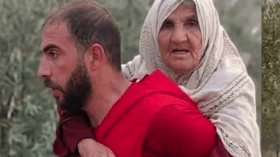 هكذا أنقذت السيدة المسنة وأبعدتها عن بؤرة الحريق
