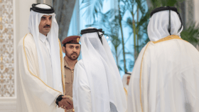وفاة الشيخ حمد بن خليفة آل ثاني.. أمير قطر يستقبل المعزين 