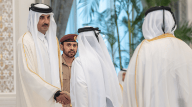 وفاة الشيخ حمد بن خليفة آل ثاني.. أمير قطر يستقبل المعزين 