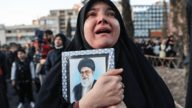 هذا ما قاله ترامب حين رأى مشاهد البكاء في جنازة خامنئي!