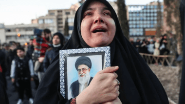 هذا ما قاله ترامب حين شاهد الإيرانيين يبكون في جنازة خامنئي!