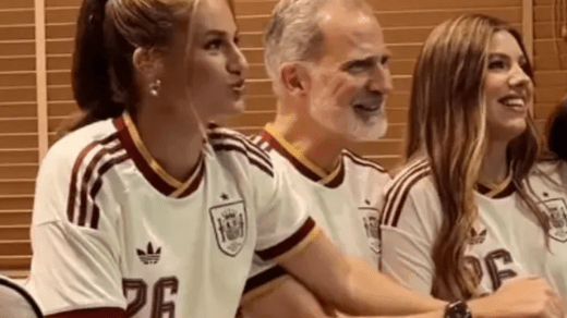 بالفيديو.. هكذا خطف ملك إسبانيا وابنتاه الأضواء في نهائي مونديال 2026!