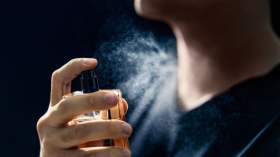لماذا لا يُنصح برش العطر على الرقبة؟