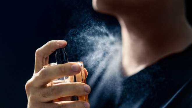 لماذا لا يُنصح برش العطر على الرقبة؟