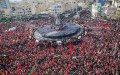 Le cercueil de l’ancien Guide suprême iranien Ali Khamenei porté lors de la procession funéraire à Téhéran