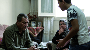 حينما تنقلب الآية.. آباء يخشون الأبناء