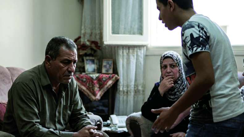 حينما تنقلب الآية.. آباء يخشون الأبناء
