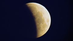 خسوف جزئي عميق في سماء الجزائر