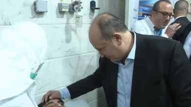 الوزير الأول يزور المصابين جراء الحرائق في جيجل (فيديو)
