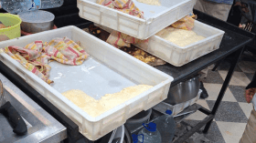 ماذا يحدث خلف أبواب محلات الإطعام؟