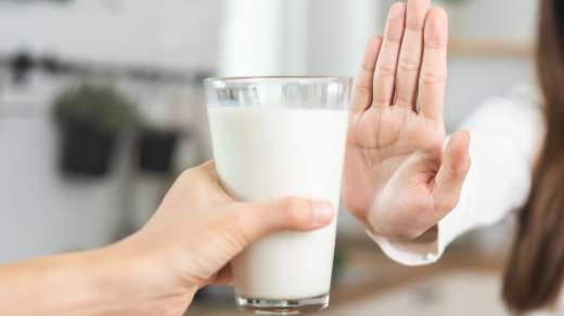هل حليب البقر خطير على النساء؟ هذا ما تقوله الدراسات؟