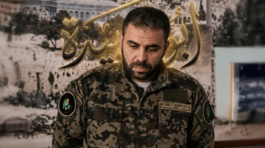 “أبو عبيدة” بعيدا عن الكاميرات.. أم حذيفة تكشف ما وراء اللثام!