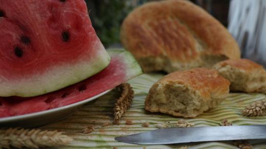خبيرة تحذر من تناول البطيخ الأحمر مع الخبز.. ما المخاطر المحتملة؟
