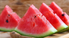 البطيخ الأحمر ليس مناسبا للجميع.. خبيرة تحذّر هذه الفئات من تناوله