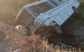 Quatre personnes ont trouvé la mort et 17 autres ont été blessées dans un grave accident de la circulation survenu tôt ce jeudi matin dans la wilaya de Constantine, selon un premier bilan communiqué par la Protection civile.  L’accident s’est produit à 5 h 19 sur la route nationale n°79, en direction de Mila, dans la commune et daïra d’Ibn Ziad. Il s’agit du dérapage d’un autobus qui s’est renversé avant de chuter dans un ravin.  Pour faire face à cette intervention, les services de la Protection civile ont mobilisé d’importants moyens, comprenant deux camions de sauvetage et dix ambulances afin de secourir les victimes et de les évacuer vers les structures de santé.  Une enquête a été ouverte par les services compétents afin de déterminer les circonstances exactes et les causes de cet accident.  Radio Algérie Multimédia