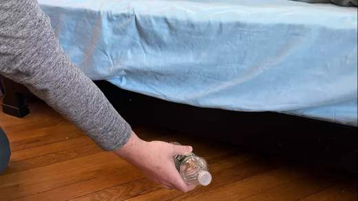 لماذا يُنصح بدحرجة قارورة ماء تحت سرير الفندق؟