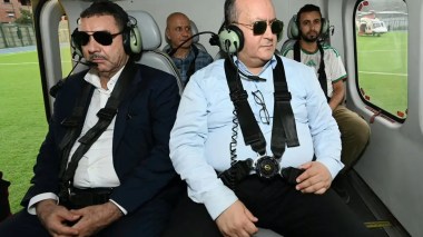 Le Premier ministre survole en hélicoptère les zones touchées par les incendies