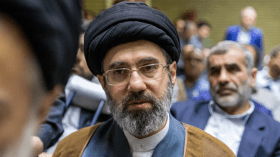 كواليس مطاردة سرية.. هكذا يتعقب الموساد وCIA مجتبى خامنئي!