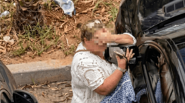 تحطيم امرأة لسيارة “مرسيدس” بوهران.. توضيح بشأن الفيديو المتداول