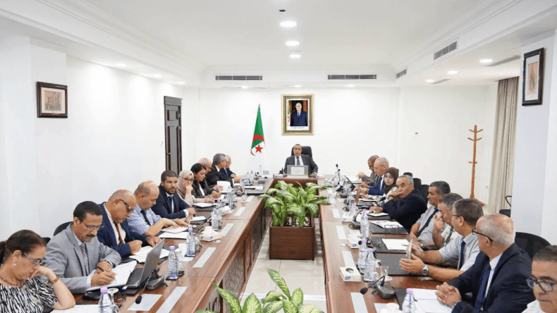 عجال يأمر باستكمال ربط المؤسسات التعليمية بالكهرباء والغاز