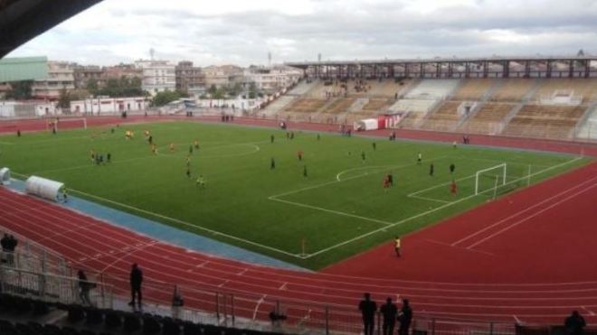 أندية تعشق العشب الاصطناعي والملاعب الضيّقة!