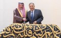 العاهل السعودي يهدي قطعة من “كسوة الكعبة” لجامعة الدول العربية