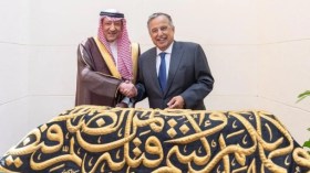 العاهل السعودي يهدي قطعة من “كسوة الكعبة” لجامعة الدول العربية
