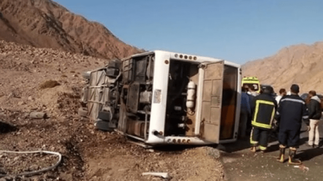 حادث مروع في مصر.. 16 وفاة و28 إصابة إثر انقلاب حافلة بجنوب سيناء