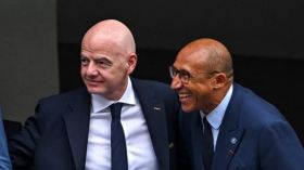 فرنسا تتخلّى عن رئيس “الفيفا”