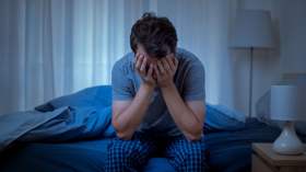 عقلك يرفض أن ينام؟ تعرّف على الأسباب