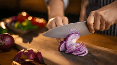 لهذا تدمع عينيك أكثر من غيرك عند تقطيع البصل؟