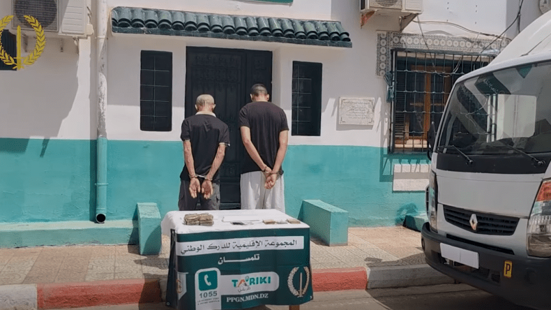 بالفيديو.. الدرك الوطني يحجز  أزيد من 2 كلغ من الكيف ويوقف شخصين بتلمسان