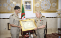 الفريق أول السعيد شنقريحة يكرم بطل العالم العداء جمال سجاتي
