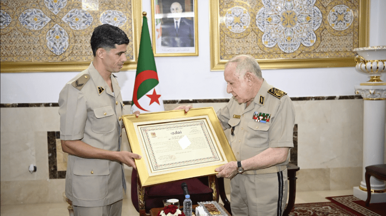 الفريق أول السعيد شنقريحة يكرم بطل العالم العداء جمال سجاتي