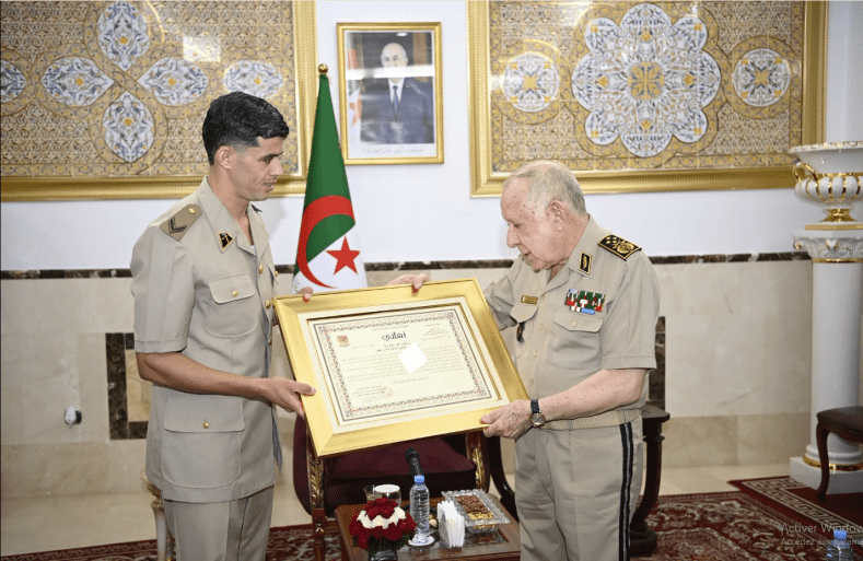 Le Général d’Armée Saïd Chanegriha honore le champion du monde Djamel Sedjati